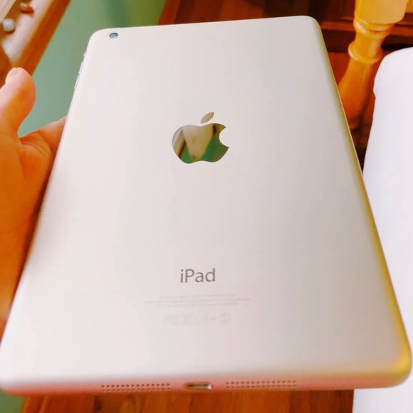 Apple iPad Mini 16GB 1st Generation W/ Michael Kors Saffiano Leather Wallet Case - Picture 12 of 12